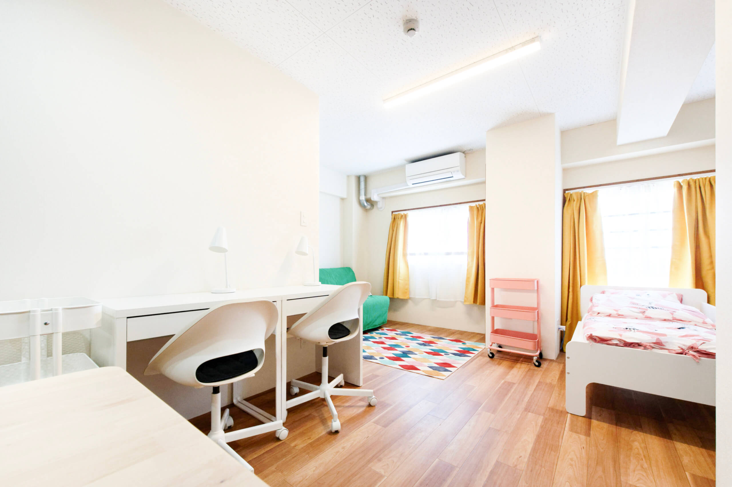 黄色のカーテンの部屋の写真