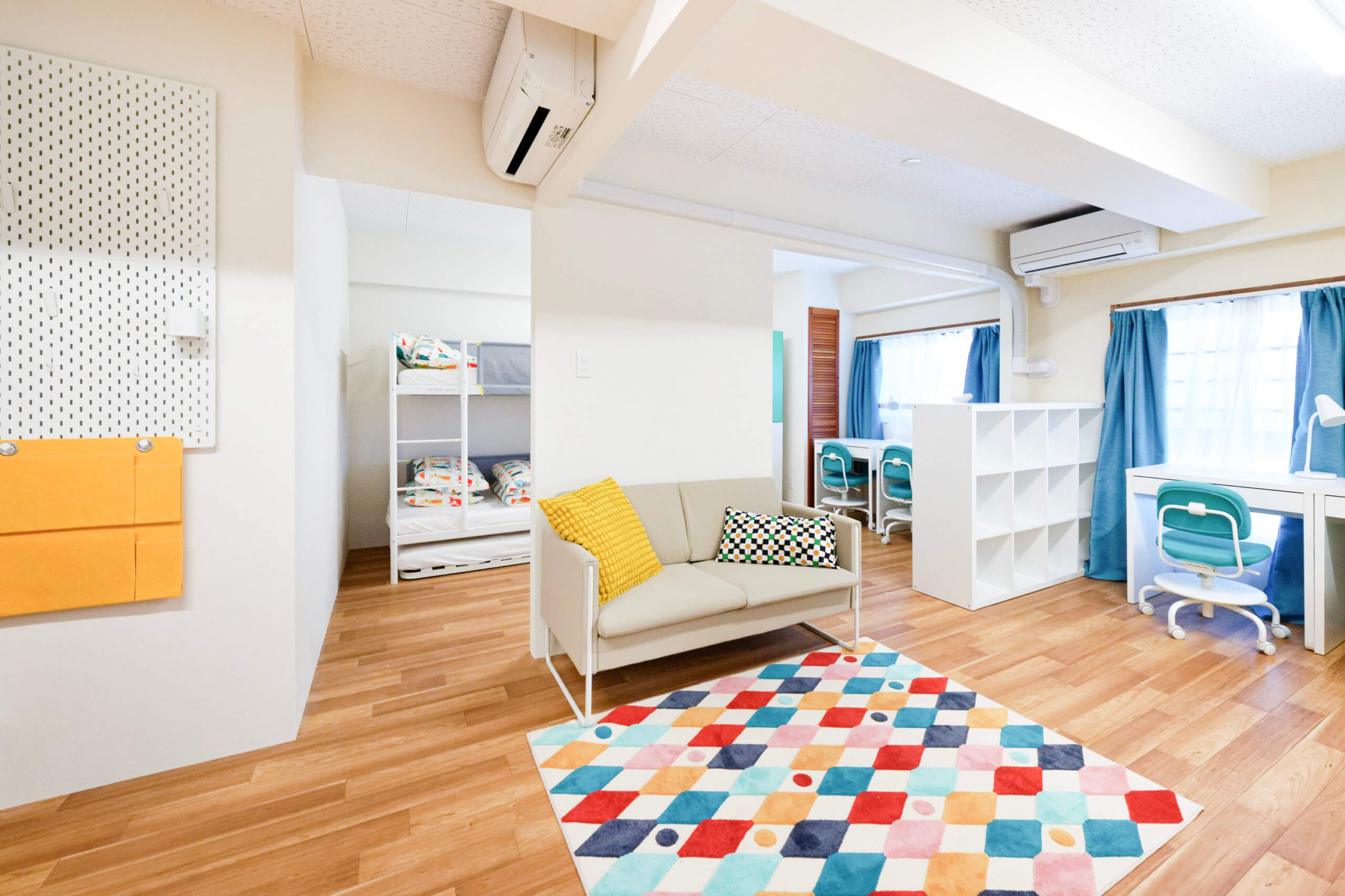 青色のカーテンの部屋の写真